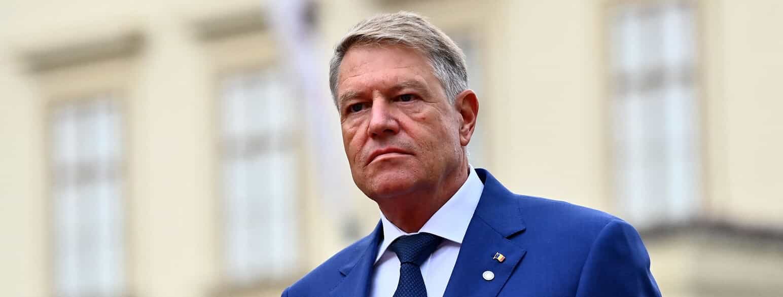 Klaus Iohannis på vej ind til uformelt EU-topmøde i Prag den 7. oktober 2022. Rumænien er et af fire EU-lande, hvor det er stats- og ikke regeringschefen, der er medlem af Det Europæiske Råd.
