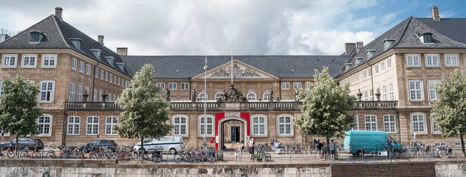 Prinsens Palæ set fra Frederiksholms Kanal. I dag huser bygningen Nationalmuseet 