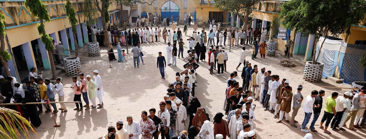 Vælgere i kø i Kairana på valgets første dag, d. 19. april 2024.