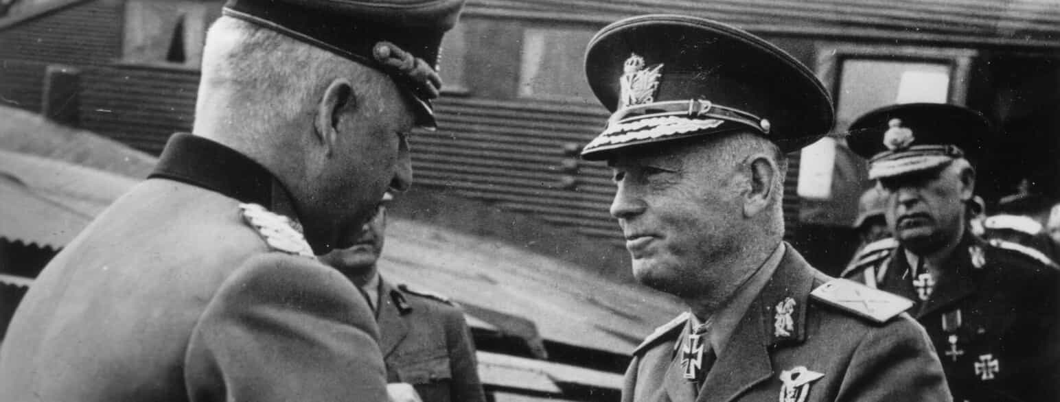 Rumæniens enevældige leder Ion Antonescu (i forgrunden th.) møder den tyske general Erich von Manstein i 1943.
