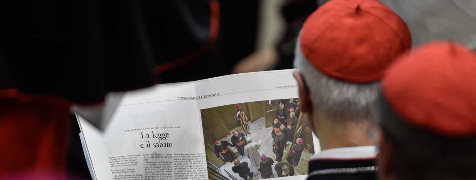 Morgen i Vatikanet den 6. oktober 2015; en kardinal læser i L'Osservatore Romano, før pave Frans ankommer til den anden familiesynode.