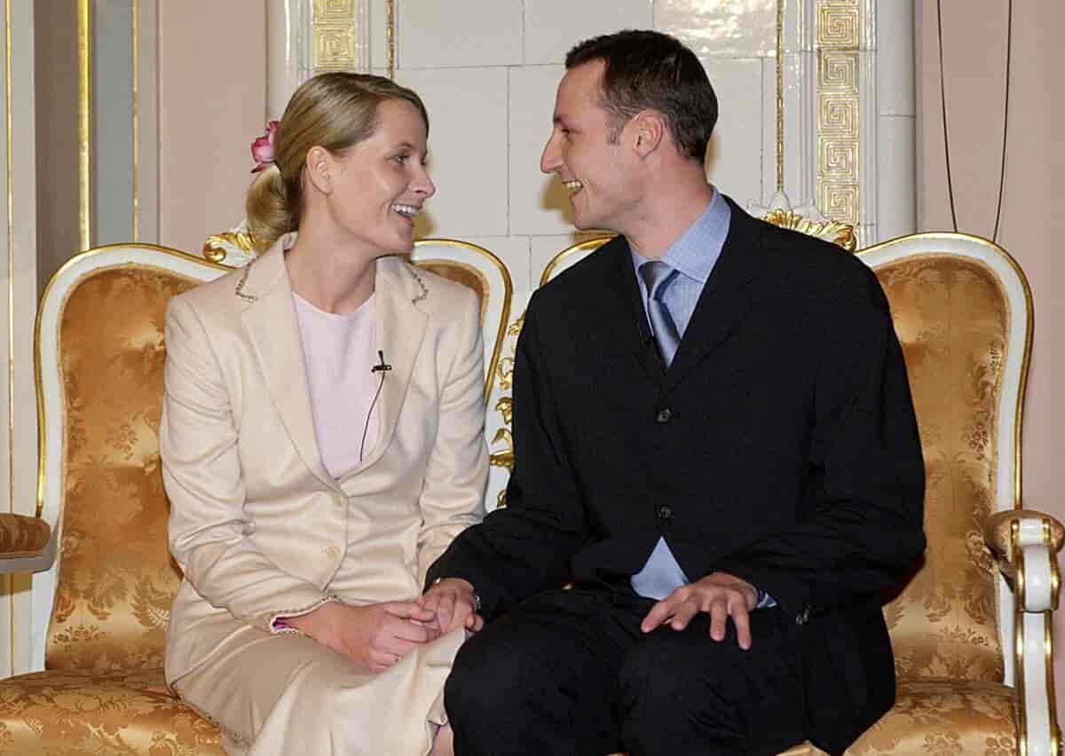 Mette-Marit og Haakon på pressemøde i 2000
