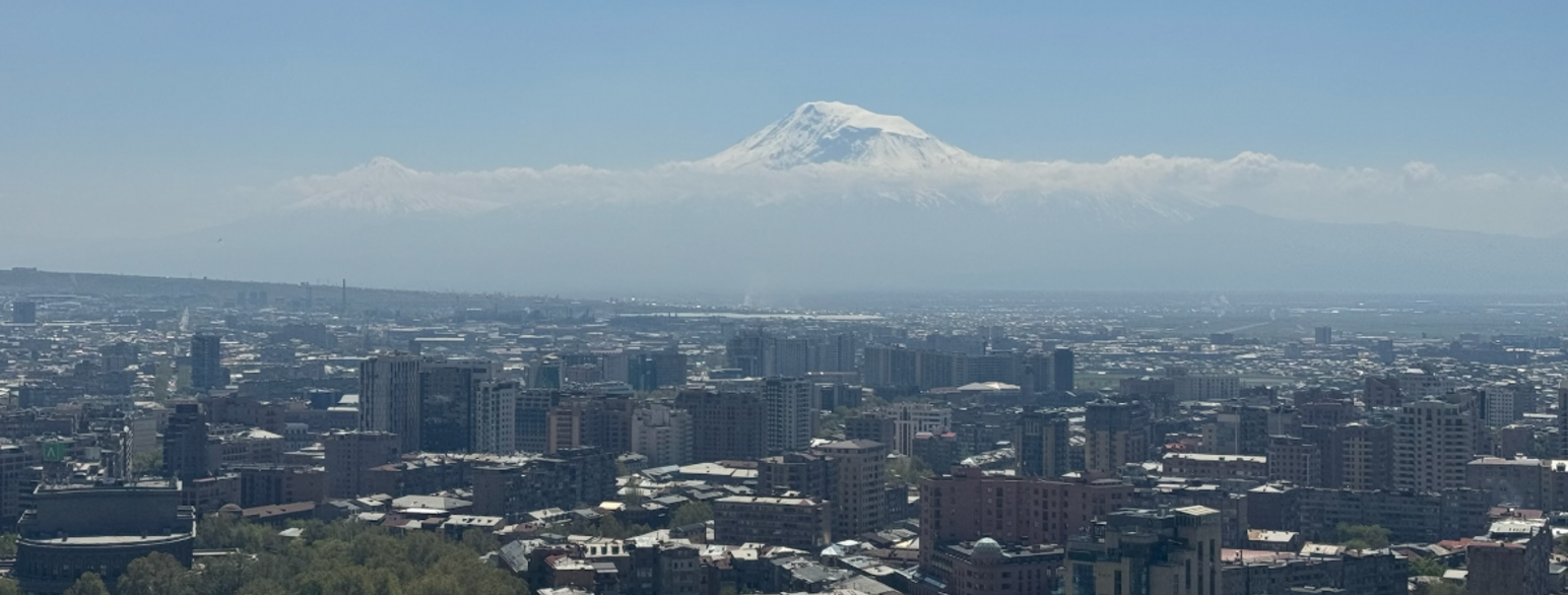 Jerevan med armeniernes nationale symbol, Araratbjerget, i baggrunden