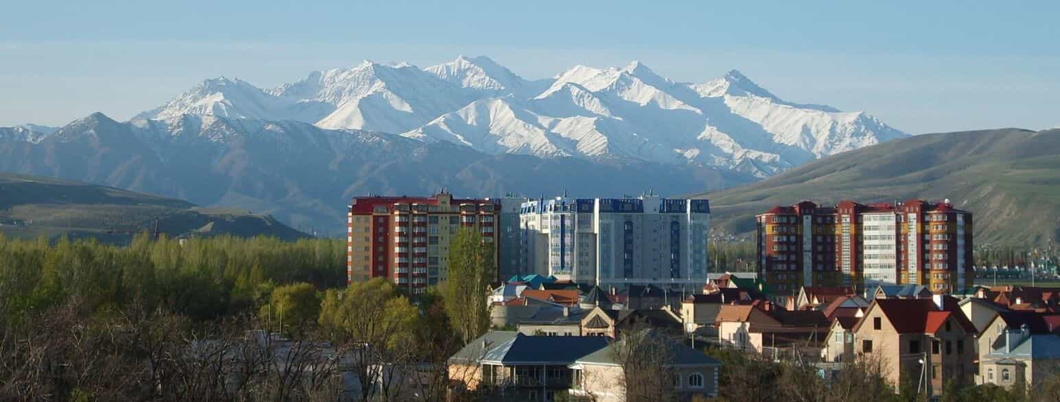 Det nordlige af den berømte bjergkæde Tian Shan set fra hovedstaden Bisjkek