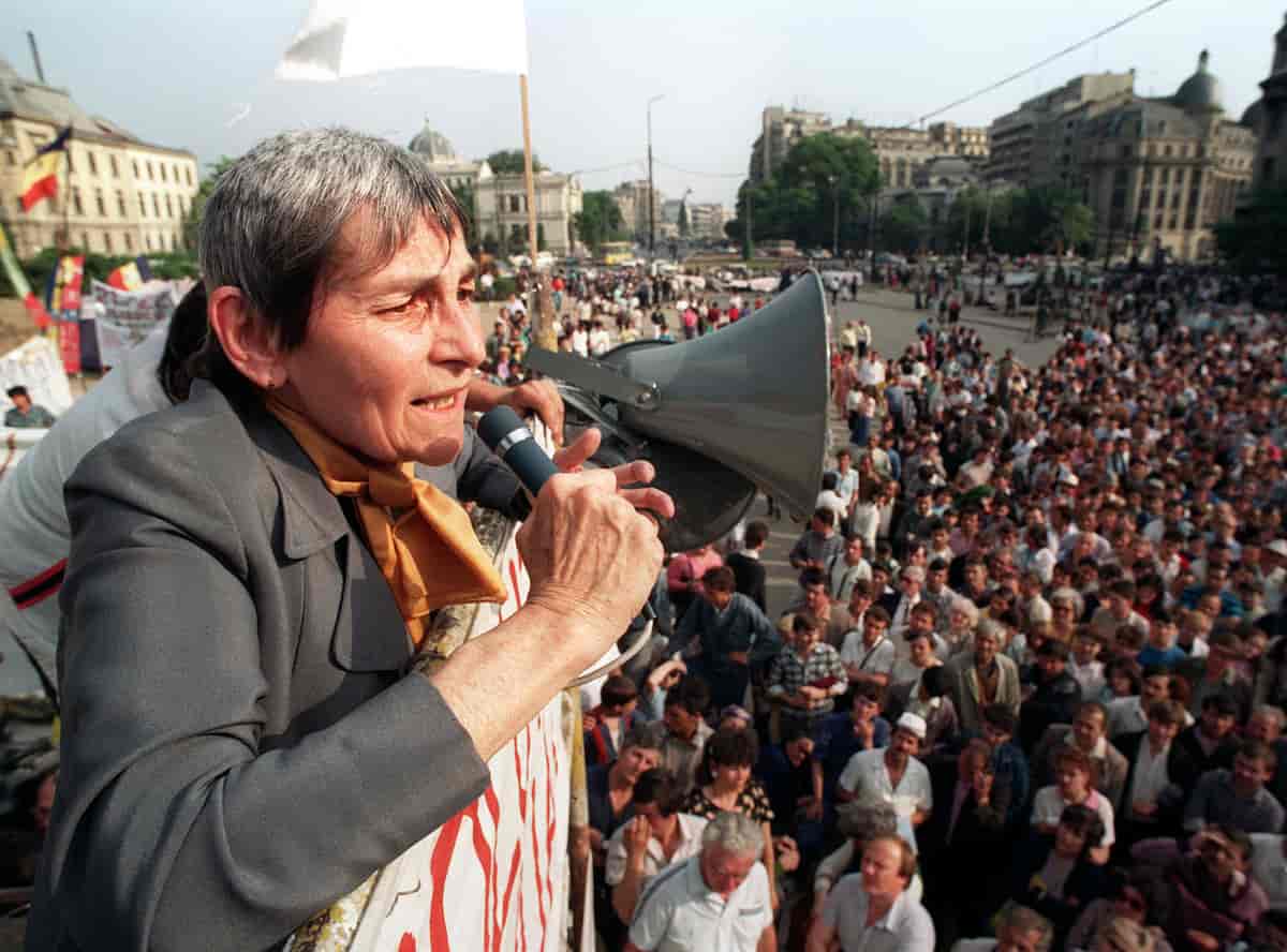 Doina Cornea taler til demonstranter i 1990.