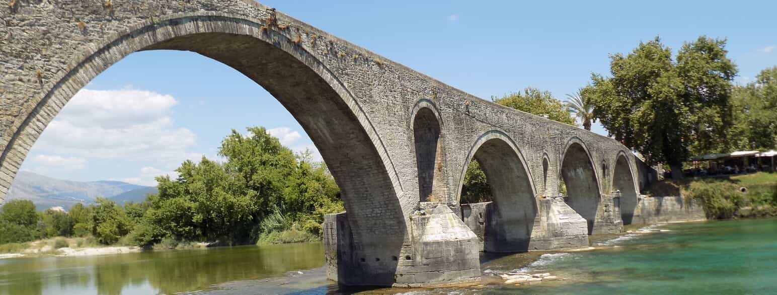 Broen nord for Arta over Arachthos-floden blev senest ombygget i 1612. Mellem 1881 og 1912 udgjorde den grænsen mellem Kongeriget Grækenland og Osmannerriget. Foto fra 2017.