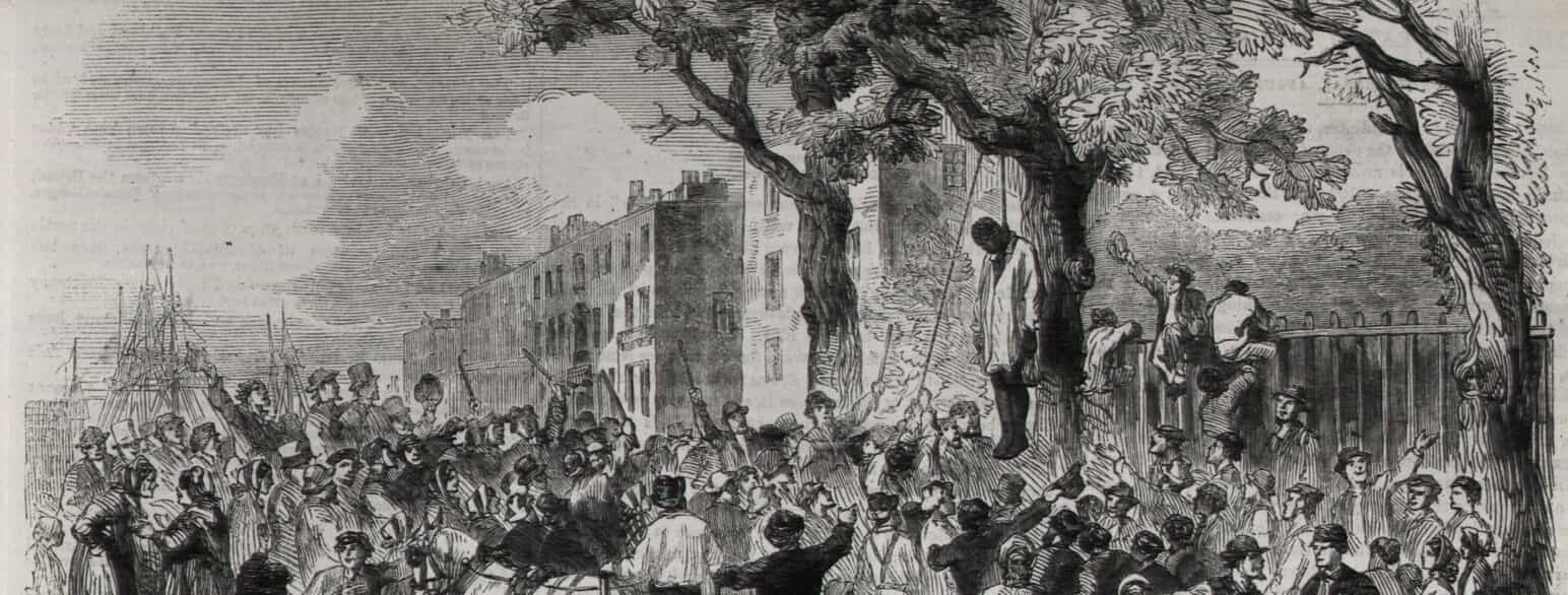 Print med den påtrykte tekst: "Optøjer i New York. Folkemængden lyncher en neger på Clarkson-Street."