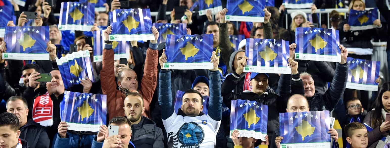 Fodboldfans holder plakater op med Kosovos flag ved en EM-kvalifikationskamp mellem Kosovo og England den 17. november 2019