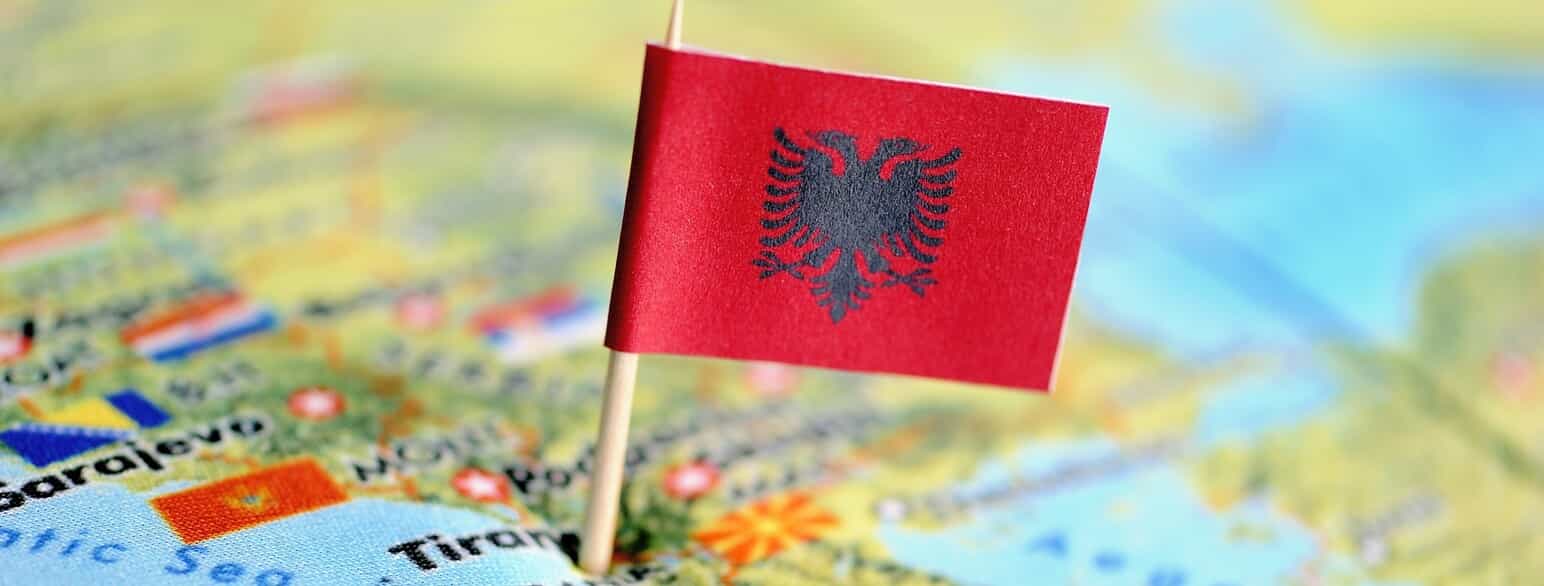Albaniens flag placeret i hovedstaden Tirana på et kort over Europa
