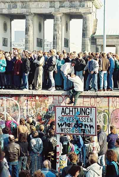 Folk på Berlinmuren ved Brandenburger Tor, den 9. november 1989.
