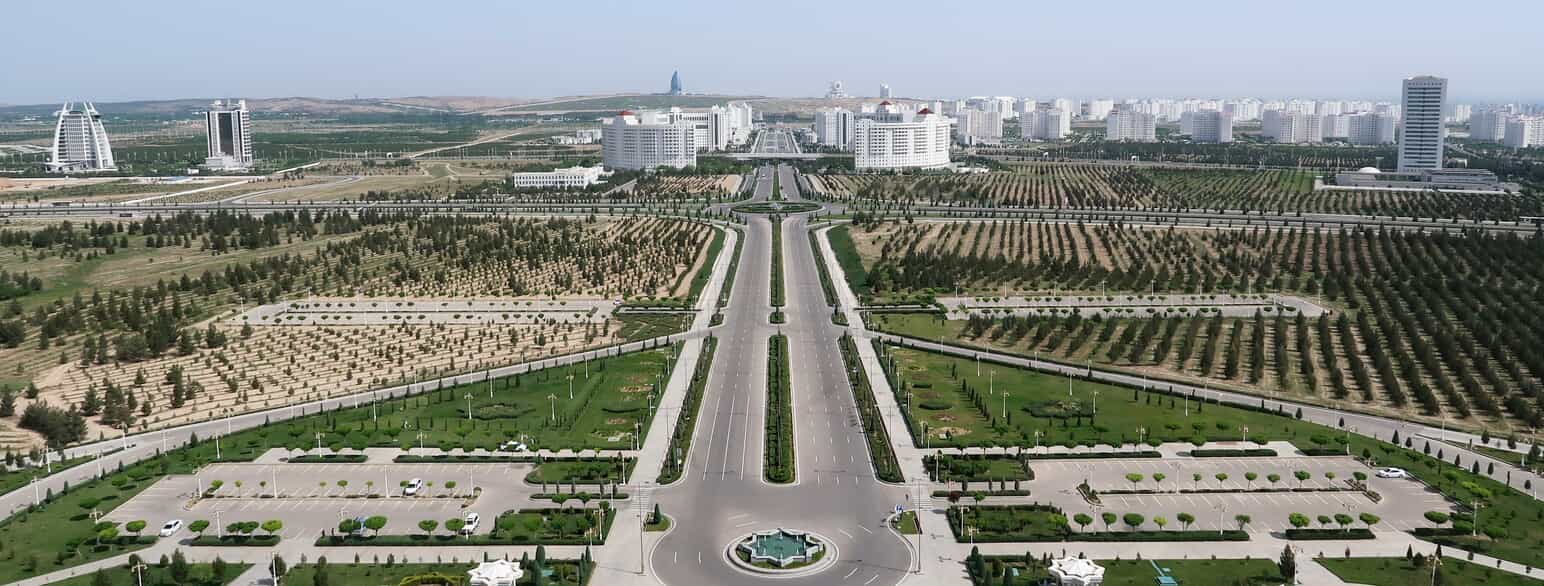 Udsigt over Ashgabat fra Neutralitetsbuen, som symboliserer Turkmenistans neutralitet i verden. Denne status blev landet tildelt af FN i 1995.