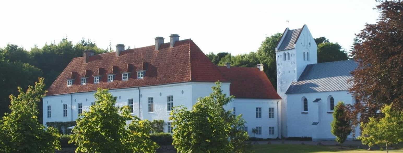 Øland Kirke, som ligger i tilknytning til hovedgården Oxholm, var tidligere en klosterkirke for benediktinernonner