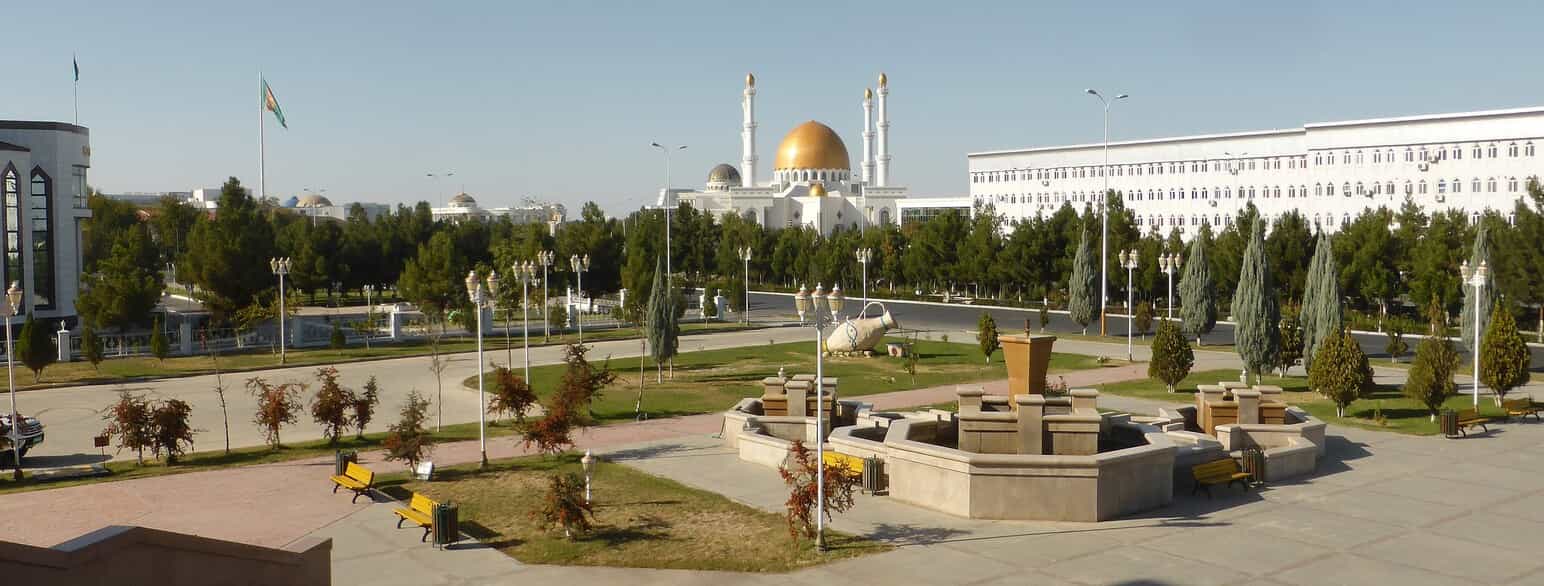 Mary by med Gurbanguly Hajji-moskeen i baggrunden