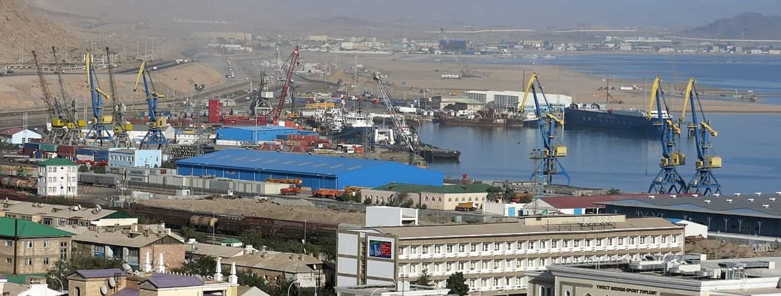 Udsigt over Turkmenbasjis industri- og færgehavn