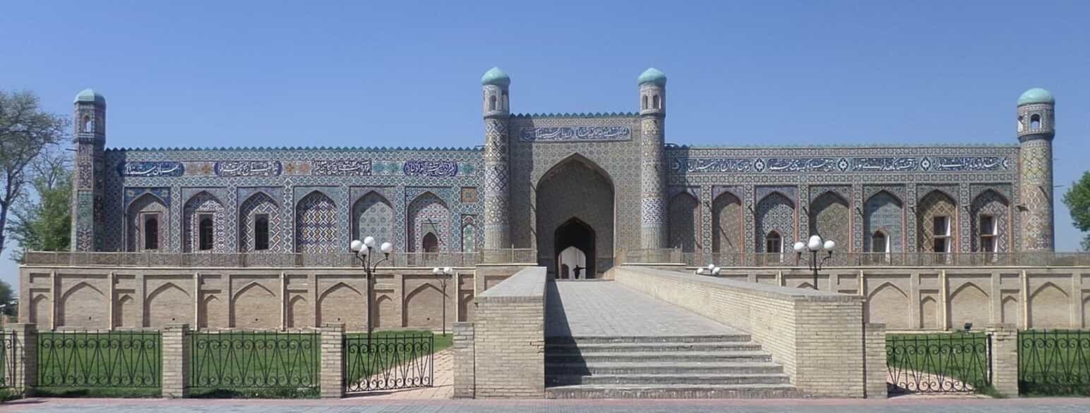 En af byens vigtigste historiske attraktioner er Khudayar Khans palads, tilhørende den sidste khan i Kokandkhanatet. Paladset blev bygget i starten af 1870'erne, kun nogle få år før området blev indlemmet i Det Russiske Imperium.