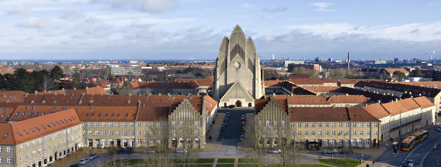 Grundtvigskirkens tårn er 49 meter højt, kirken er 70 meter lang, og dens rumfang gør den til Danmarks største