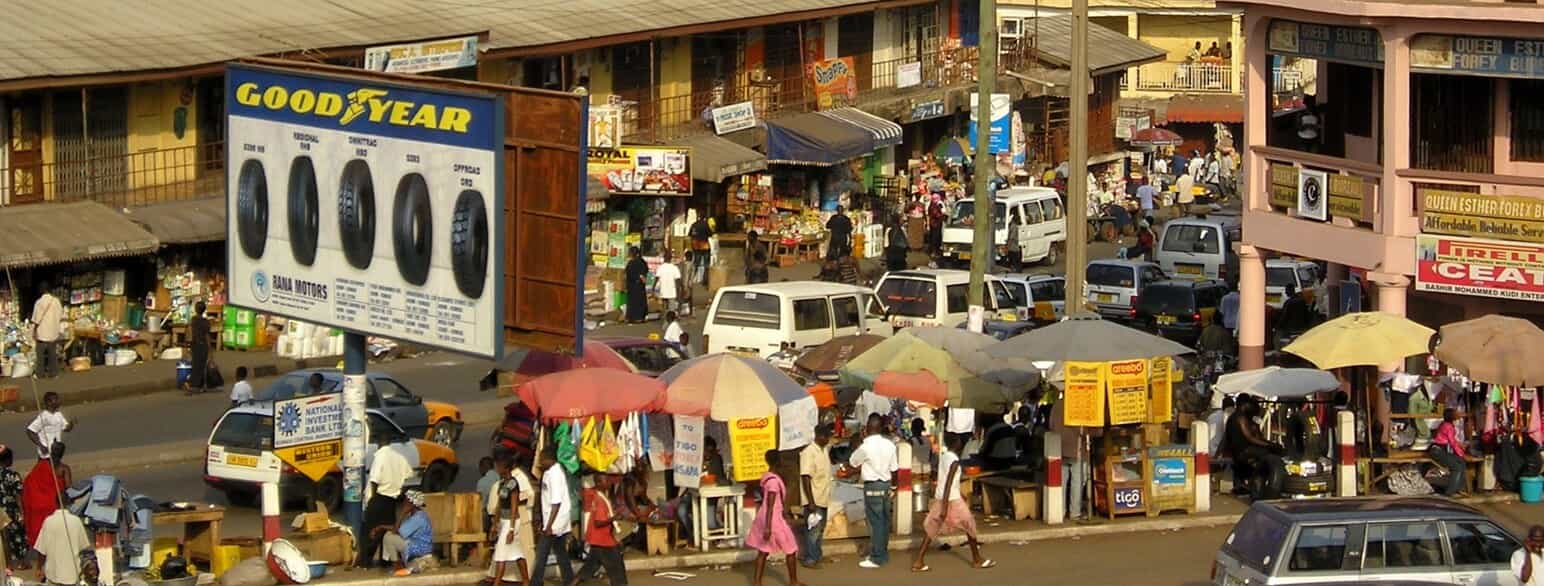Udsnit af det store, åbne marked i Kumasi, inden det blev ombygget.