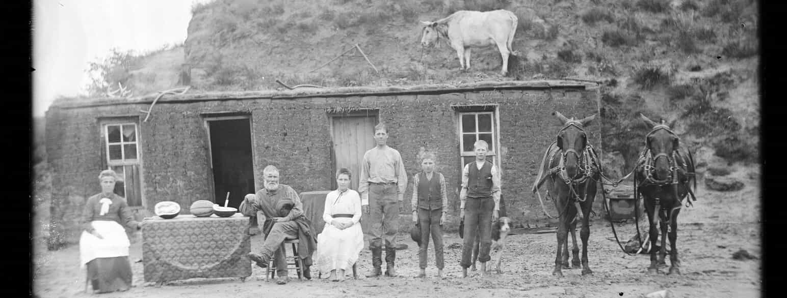 Sylvester Rawding og familie på et landstykke erhvervet gennem Homestead Act. Nebraska, 1886