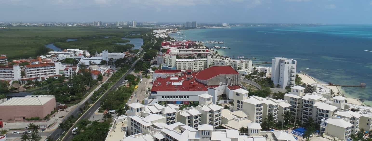 Udsigt over de kystnære hoteller og mellemliggende vådområder i Cancún