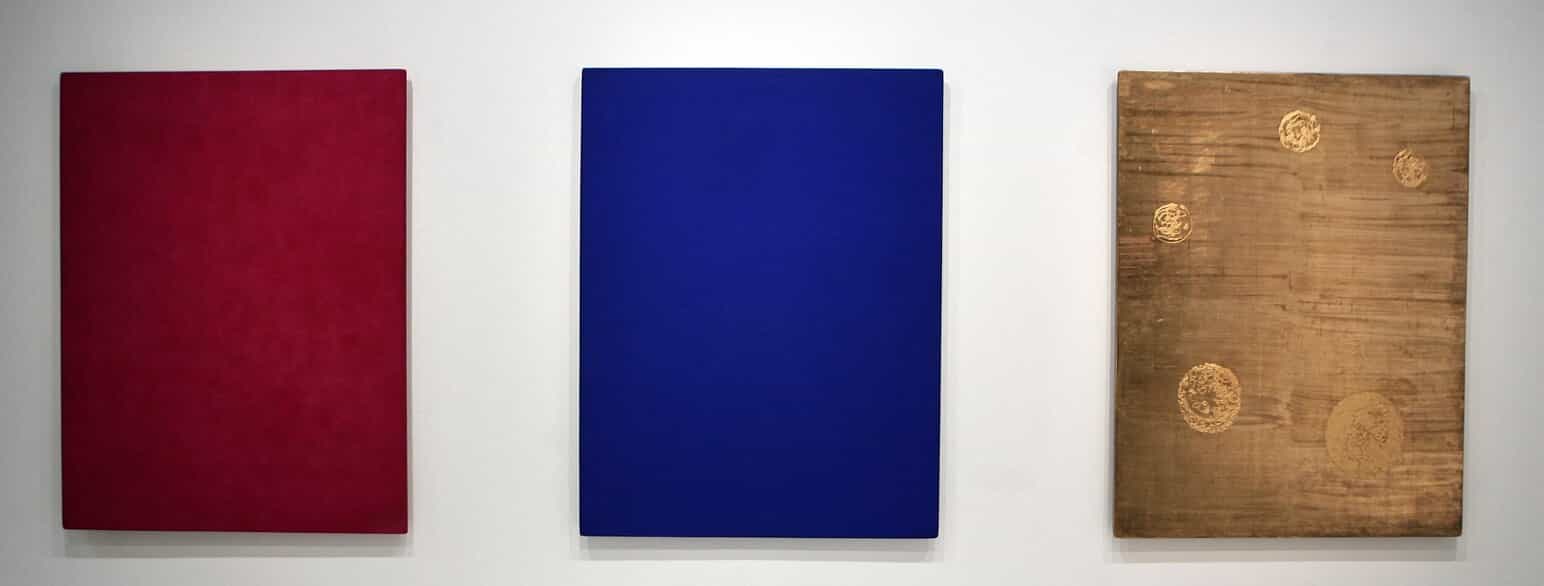 Yves Klein blev kendt for sine blå monokrome malerier. Senere udvidede han paletten med rød og guld. Fra udstilling i Paris i 2006.