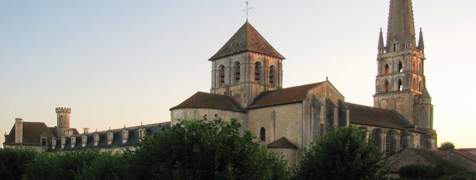 Klostret Saint-Savin-sur-Gartempe fra slutningen af 1000-tallet er et eksempel på fransk middelalderarkitektur