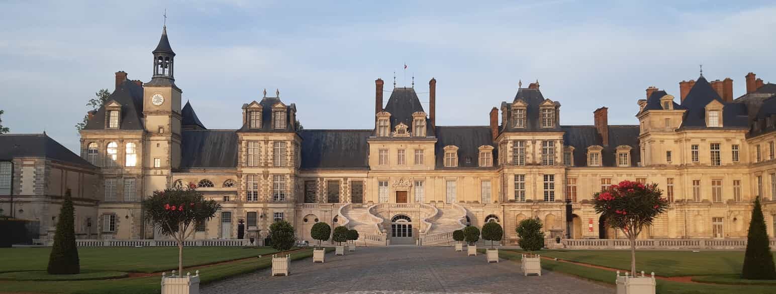 Slottet i Fontainebleau, opført i 1528-1540, er et karakteristisk eksempel på den tidlige, franske renæssancearkitektur.