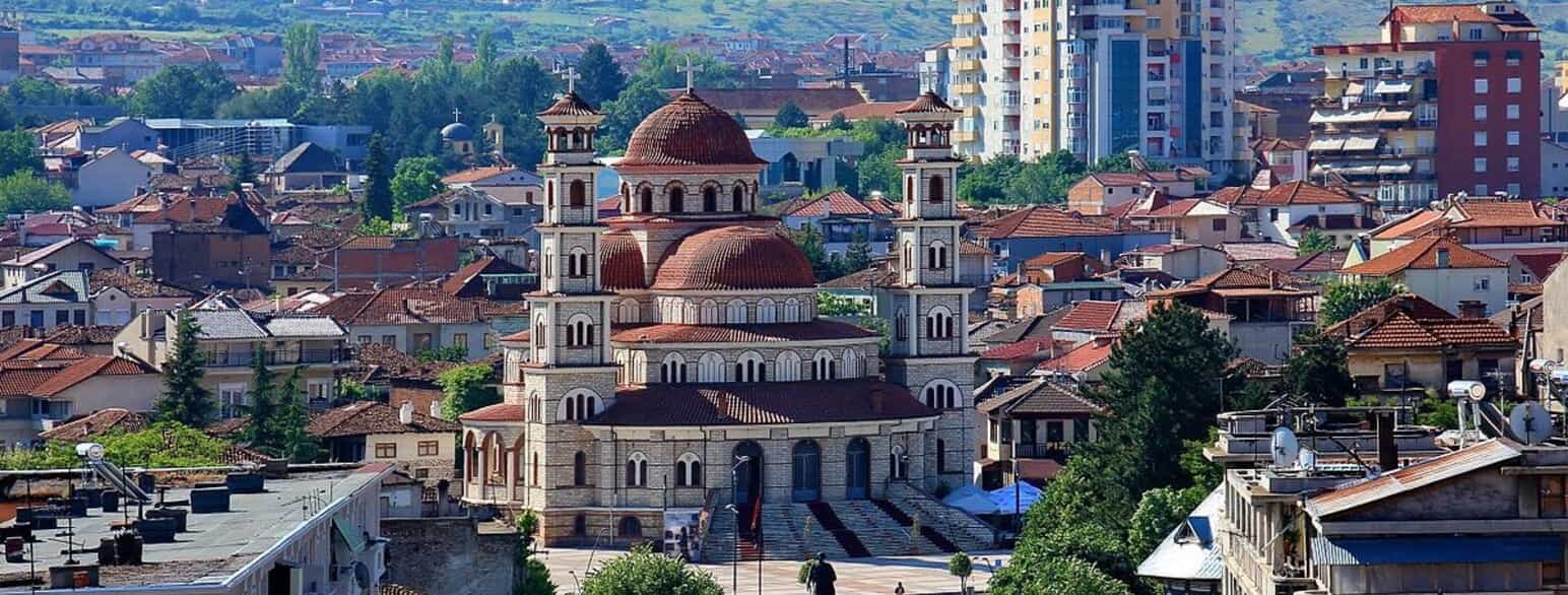 Katedral i Korçë, som bl.a. går under navnet Opstandelseskatedralen. Det er en af Albaniens største ortodokse kirker og blev konstrueret mellem 1992 og 2010