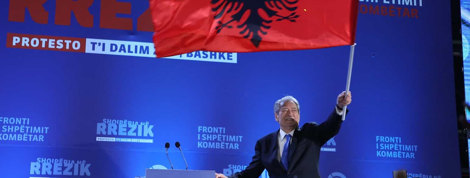 Sali Berisha vifter med et albansk flag under et anti-regeringsstævne foran regeringens hovedkvarter i Tirana, november 2022