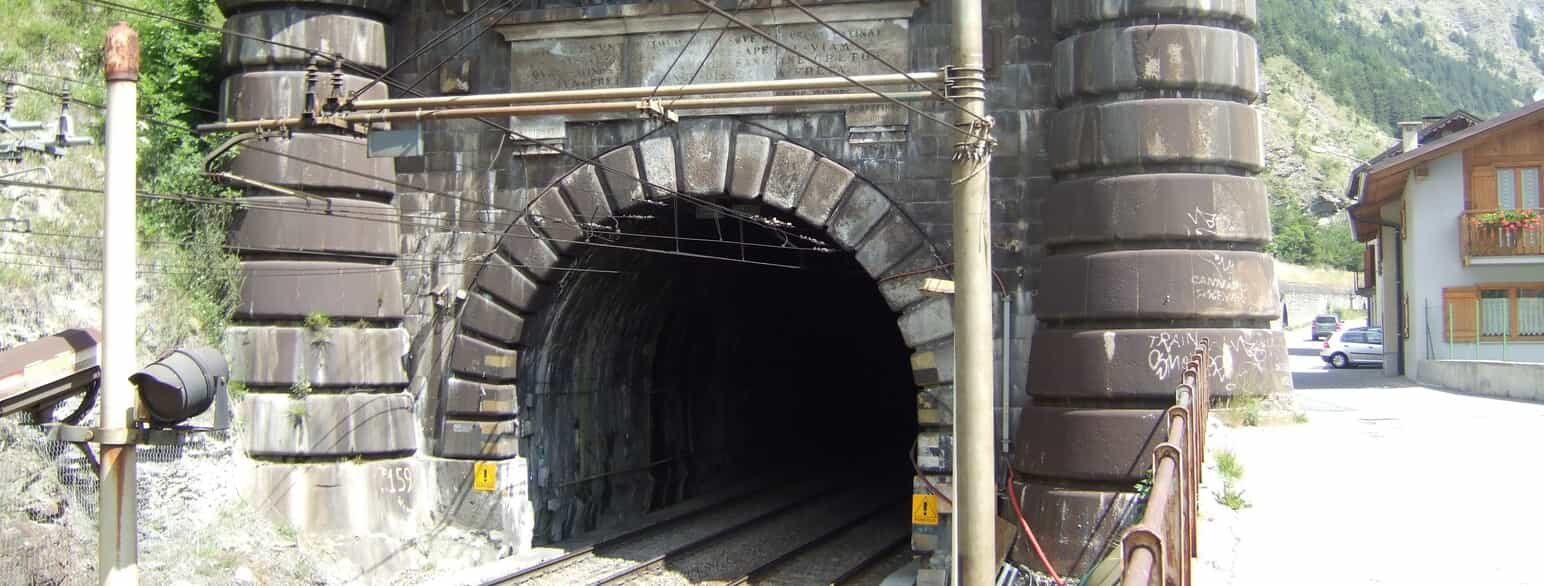 Indkørslen til Frejustunnelens jernbanetunnel fra den italienske side. Foto: 2009