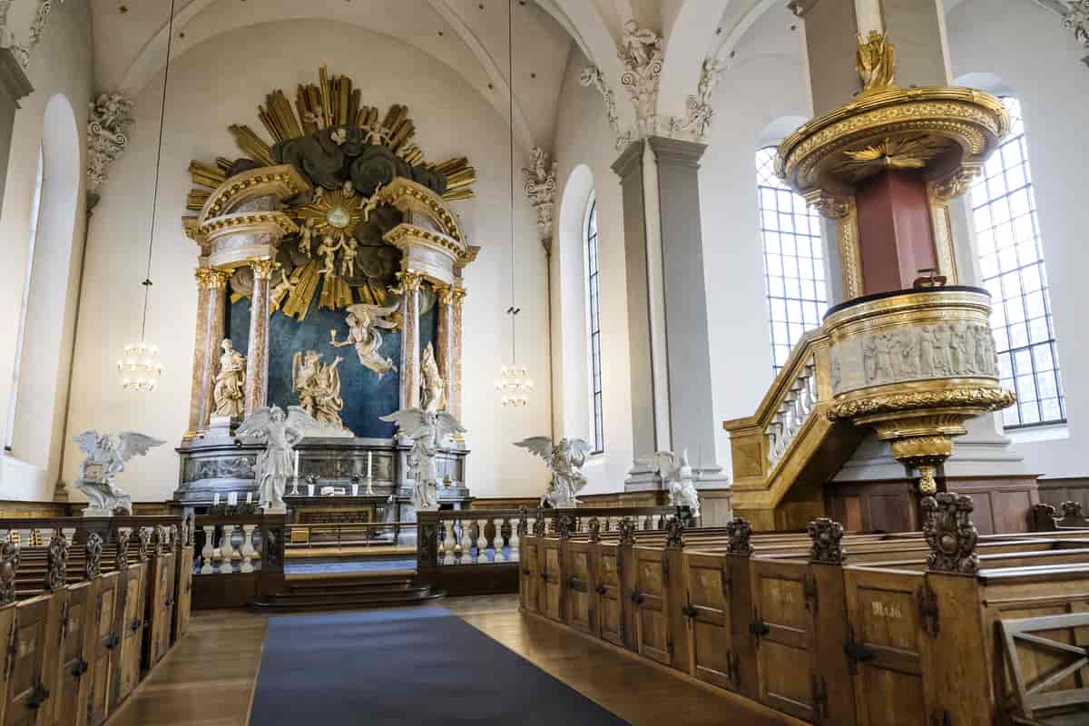 Vor Frelsers Kirkes alter og prædikestol