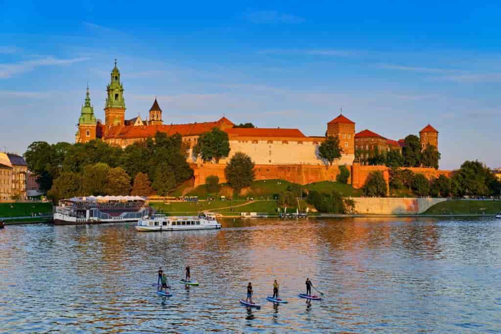 Floden Wisła løber forbi Polens gamle kongeslot Wawel i Kraków