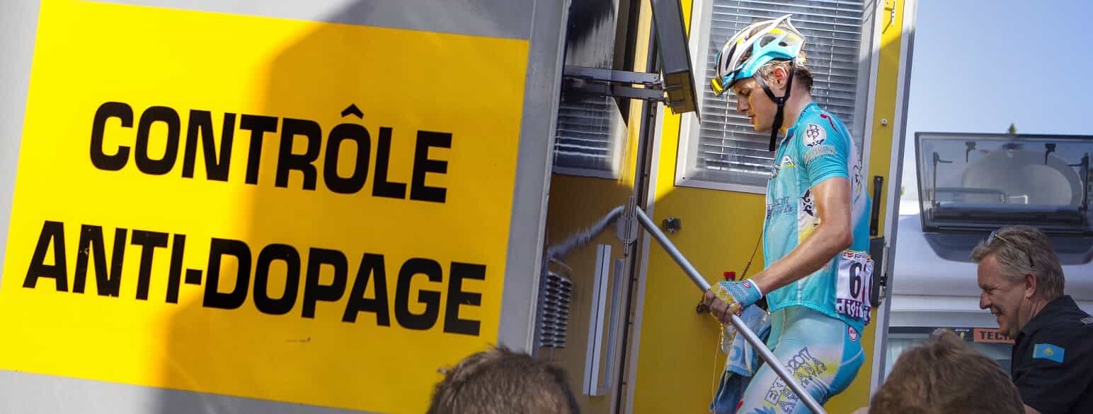 Jakob Fuglsang til dopingkontrol, Tour de France 2013