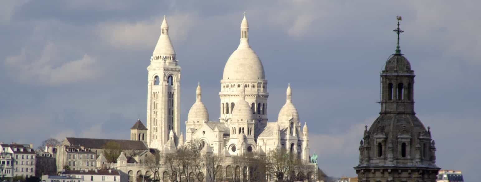 Kirken Sacré-Cæur, som ligger på Montmartre i Paris, blev taget i brug i 1891, men først indviet i 1919. Når kirken ses fra nord, kan man tydeligt se det høje klokketårn