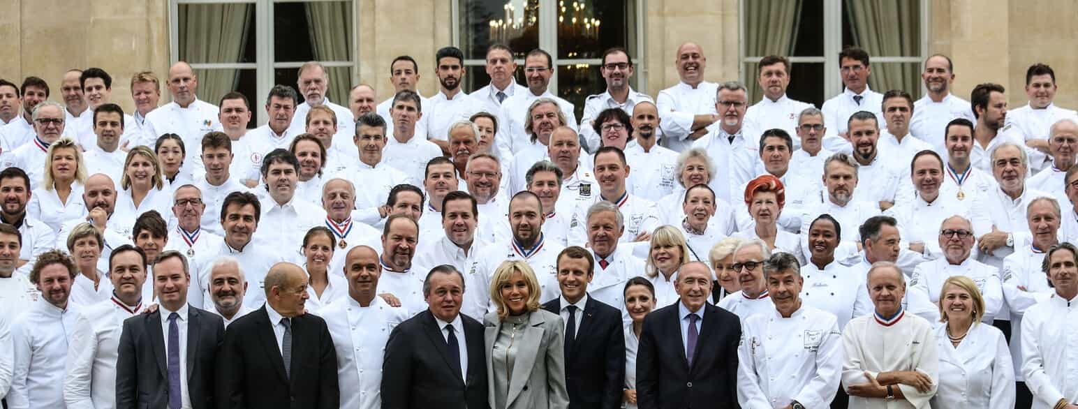Præsident Emmanuel Macron og fru Brigitte Macron samt flere topministre modtager 180 franske køkkenchefer i Élysée-palæet i Paris den 27. september 2017.