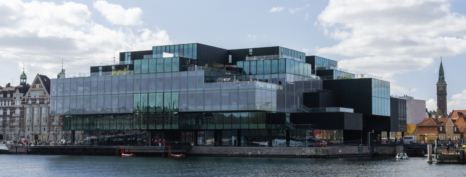  Realdanias markante byggeri BLOX ved Københavns Havn fotograferet i maj 2023. Det rummer bl.a. Dansk Arkitektur Center