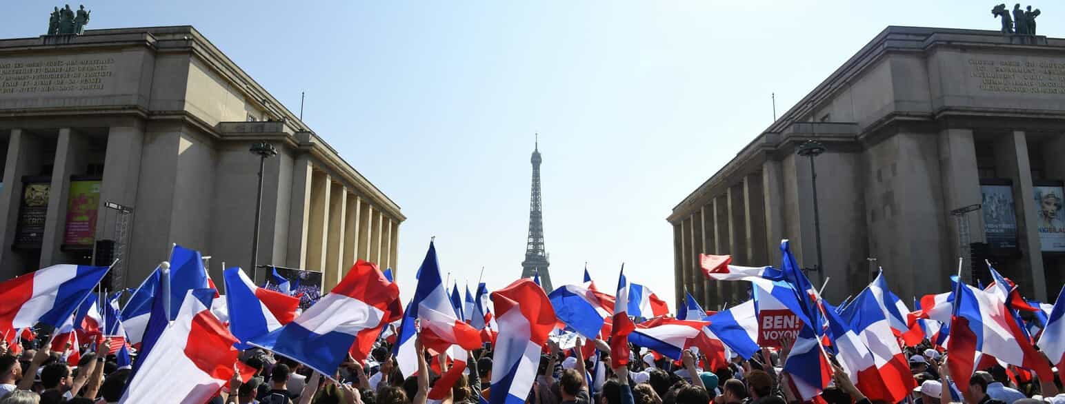 Franske vælgere på Trocadéro-pladsen i Paris forud for præsidentvalg i april 2022. Foto fra marts 2022