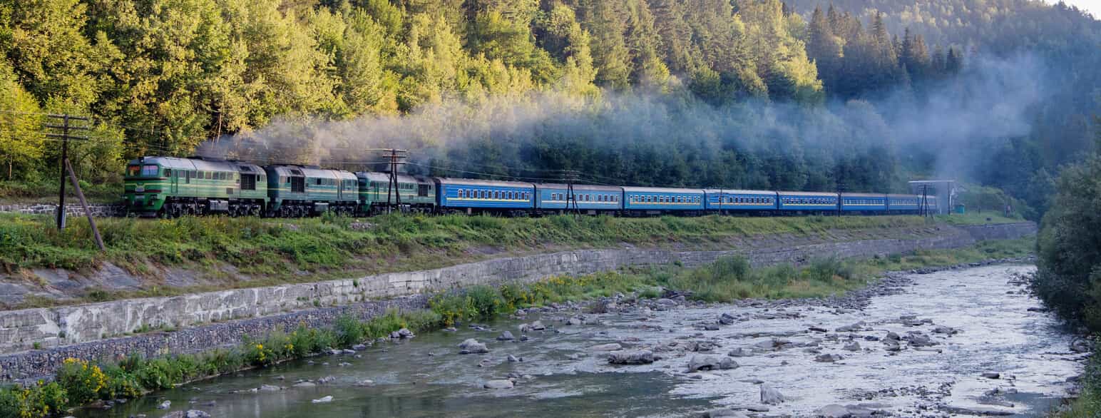Jernbanen løber langs floden Prut i Karpaterne ved landsbyen Mykulytjyn nær Jaremtje i det vestlige Ukraine