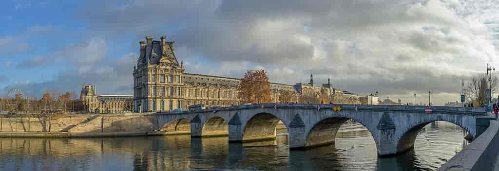Louvre set fra Seinen