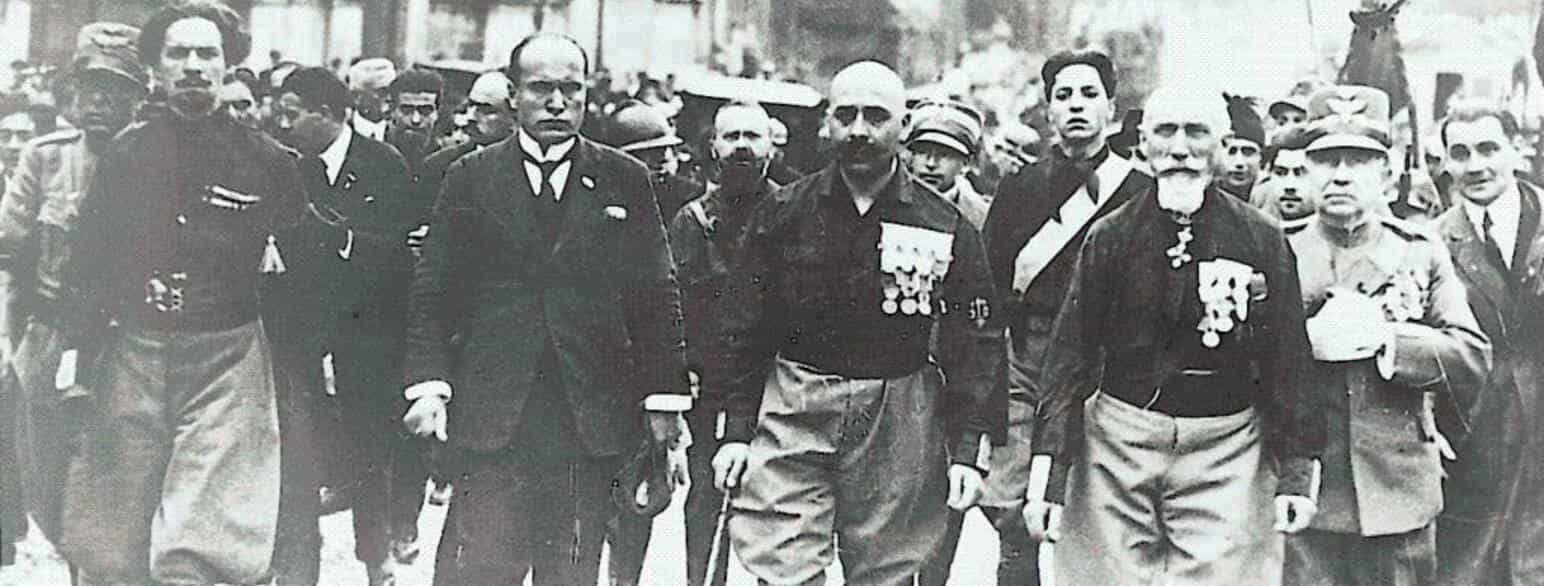 Benito Mussolini (nummer to fra venstre) flankeret af tre ledende fascister, fra venstre Balbo, De Vecchi og De Bono