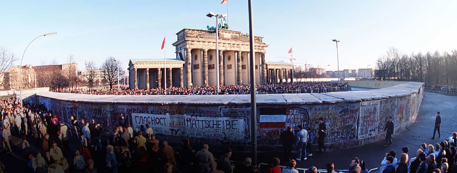 Berlin 1989. Berlinmuren med Brandenburger Tor i baggrunden