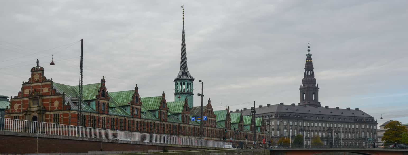 Børsen med Christiansborg Slot i baggrunden