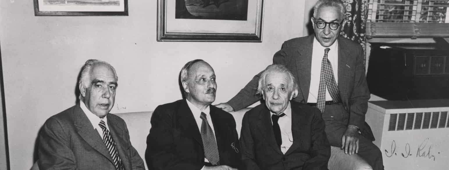 Fra venstre fysikerne Niels Bohr, James Franck, Albert Einstein og Isaac Rabi, Princeton 1954.