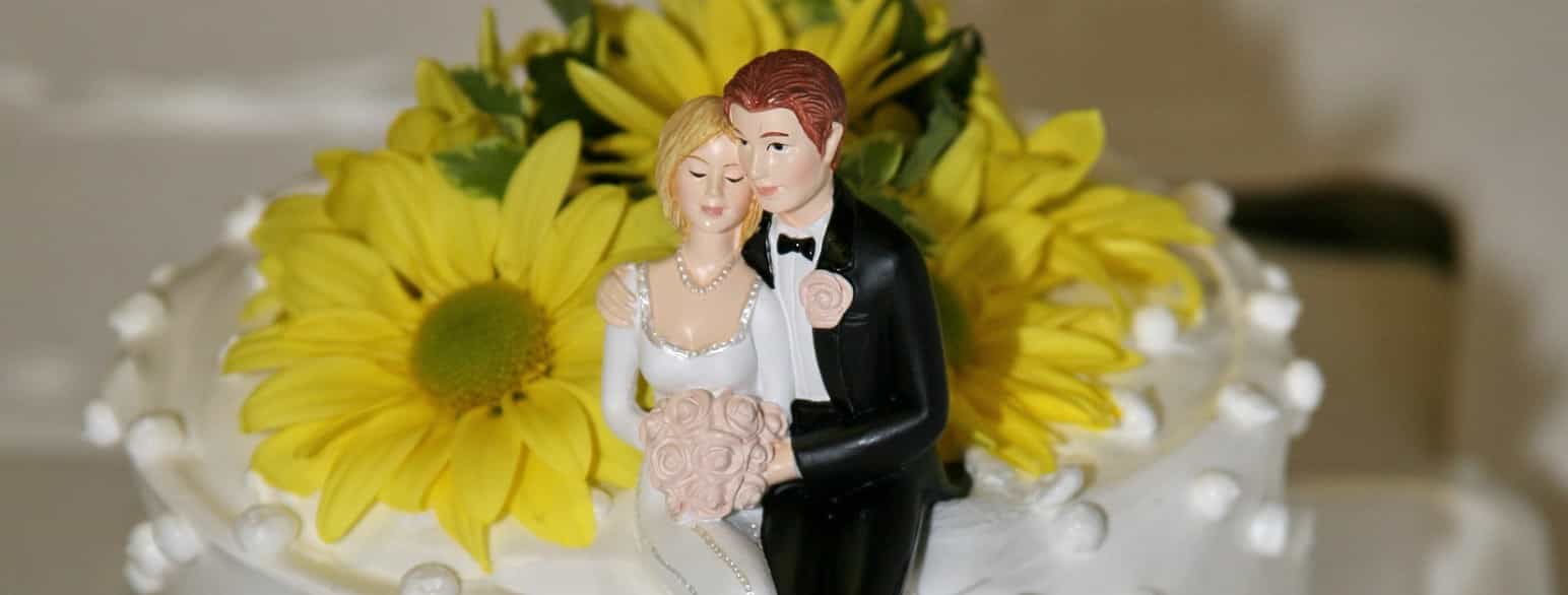 Bryllupskage med blomster og brudepar