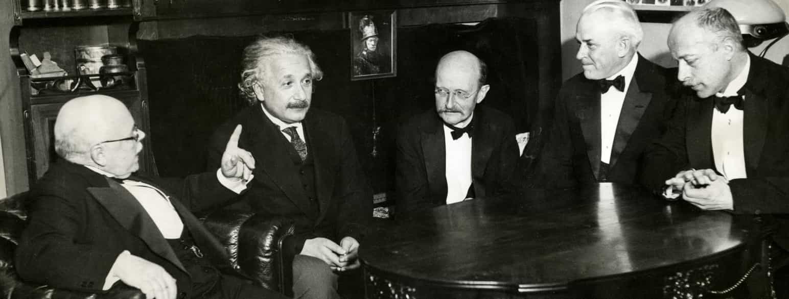 Walther Nernst, Albert Einstein, Max Planck og Robert Andrew Millikan og Max von der Laue, Berlin 1931.jpg