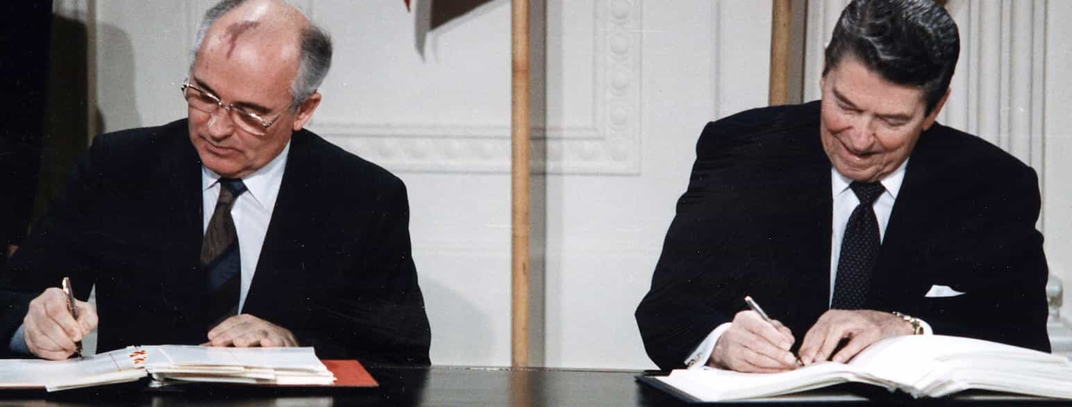 Mikhhail Gorbatjov og Ronald Reagan underskriver INF-aftalen om afskaffelse af mellemdistanceraketter, 1987 (udsnit);