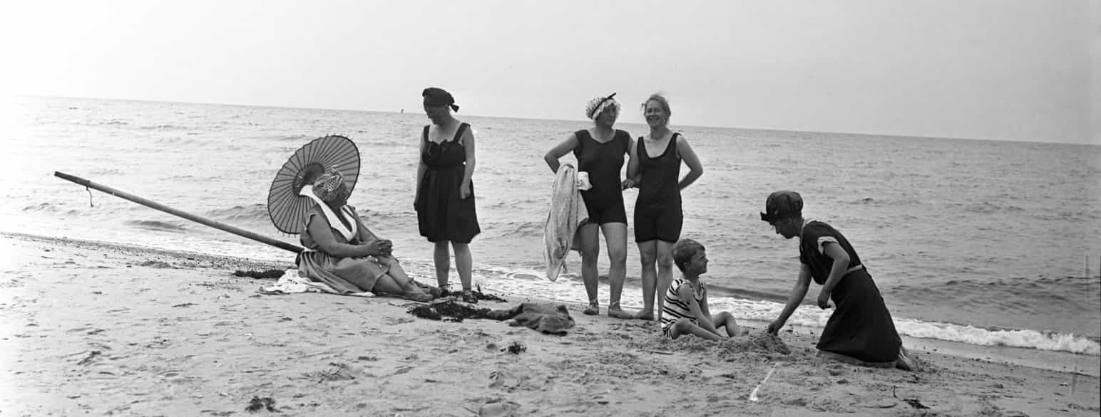 Sommerliv på Hornbæk Strand i 1925