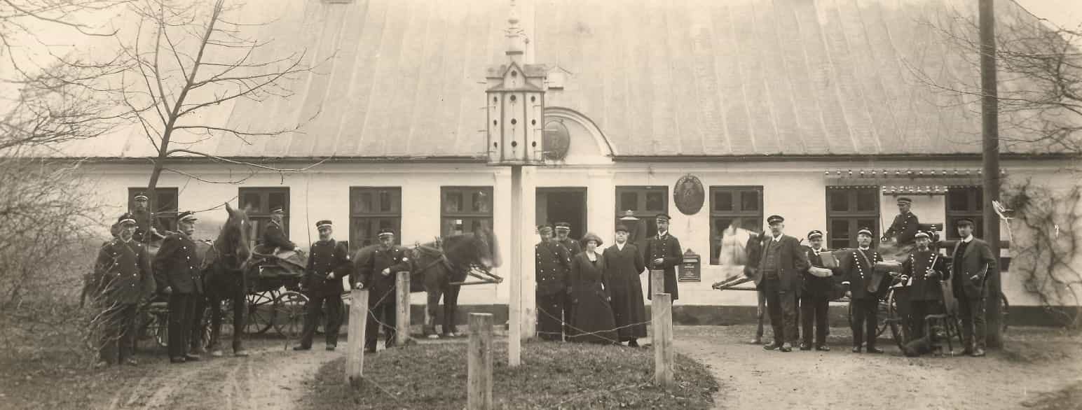 Fjerritslev Posthus med postbude, ca. år 1900