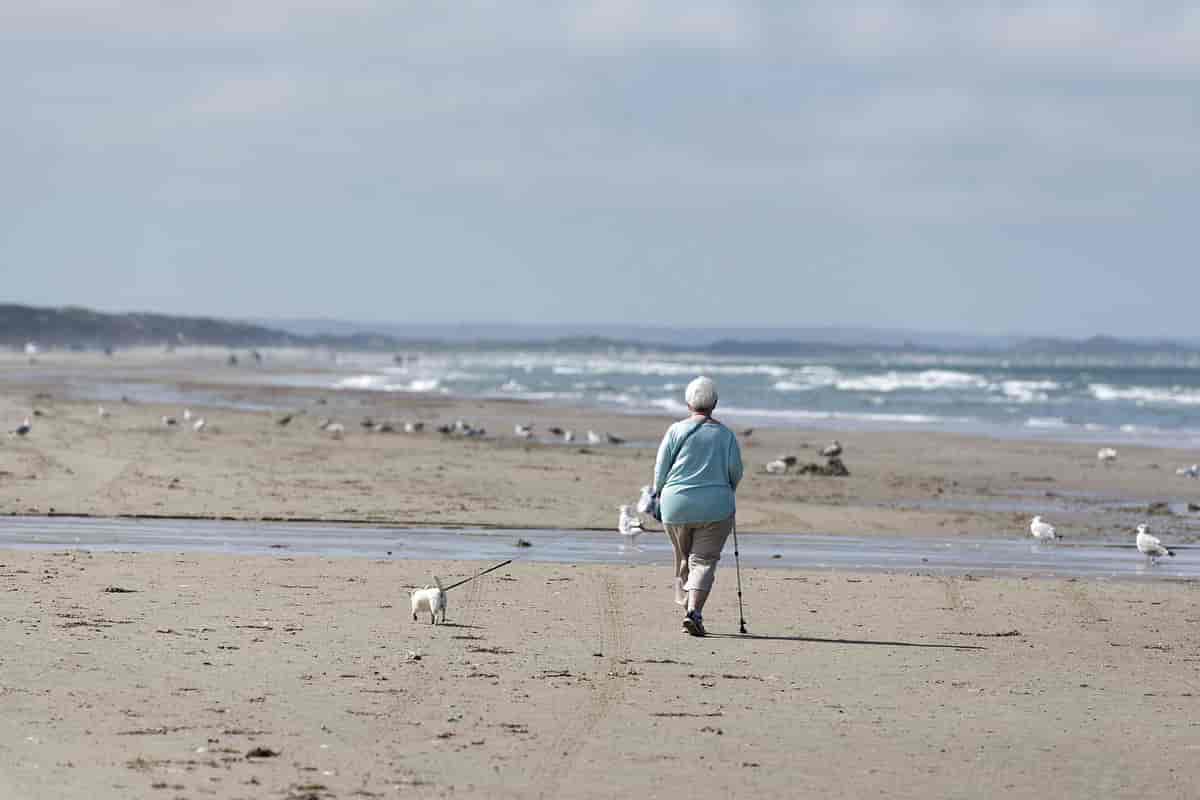 Ældre kvinde går tur på Blokhus Strand