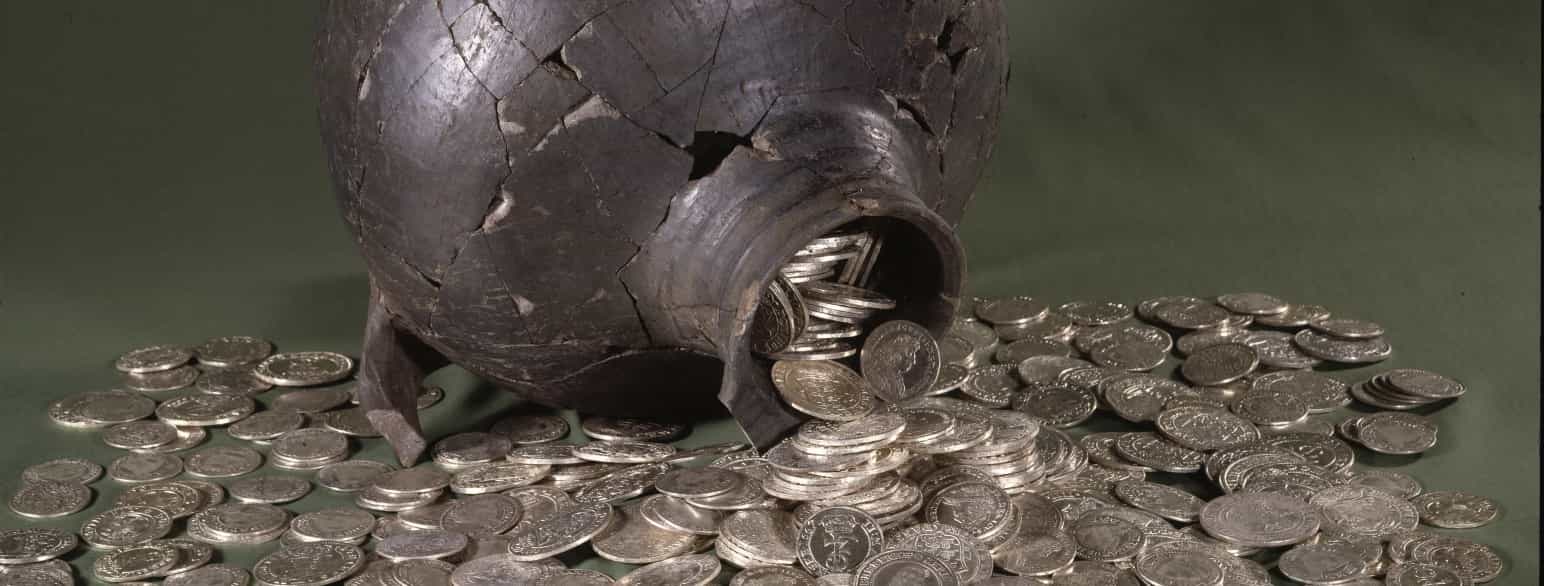 Jydepotte indeholdende 1850 mønter (skattefund fra Bogøgård)