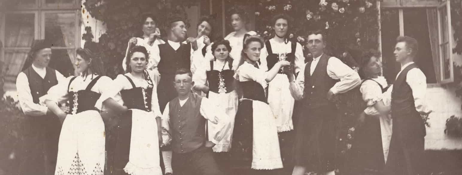 Folkedans på Vivild Højskole, ca. 1903
